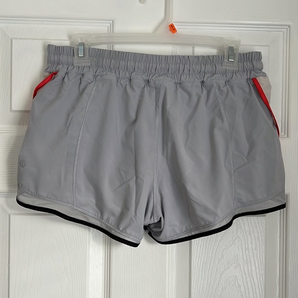 Lululemon Hotty Hot Short 2.5 inseam - Picture 2 of 4